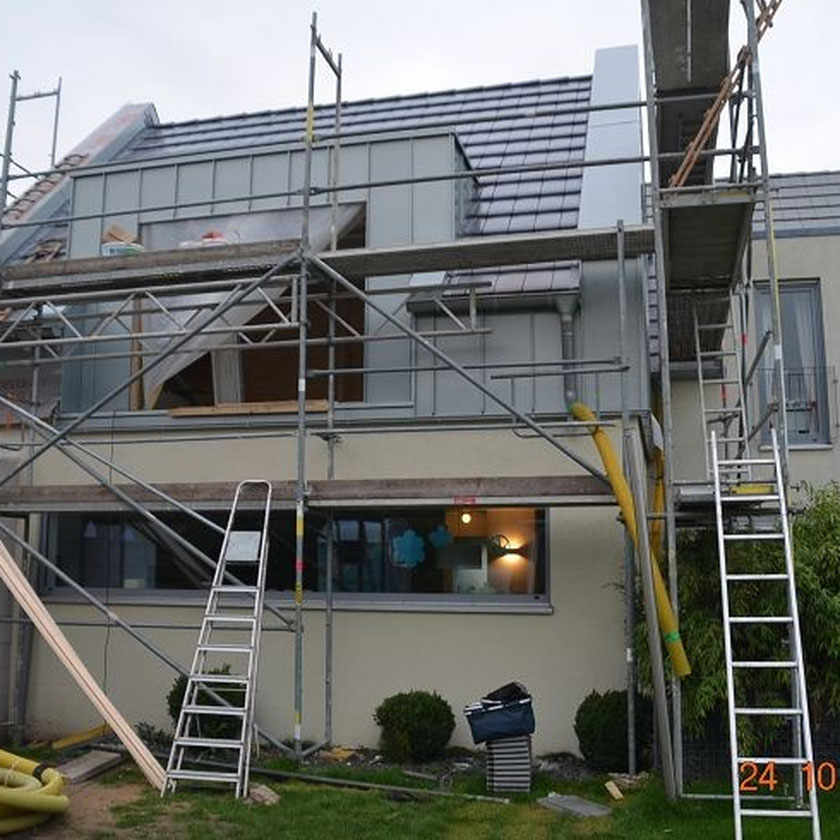 Bild1d: 2.Giebel mit neuer Gaube in Zinkverschalung auf Flachdachanbau,Holzkonstruktion, Sparren ,