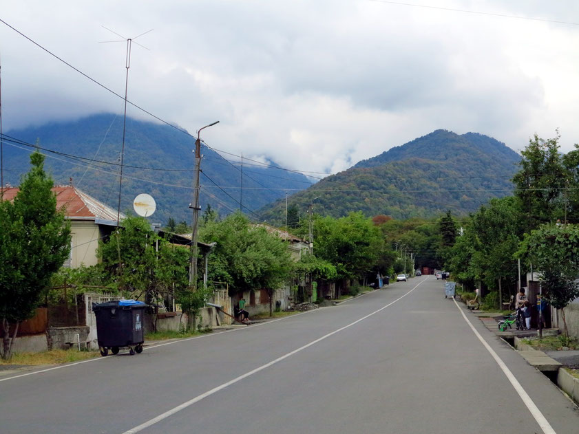 Vashlovani Street in Lagodechi mit Blick nach Norden zum Nationalpark