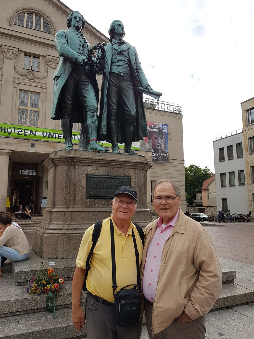 Die beiden Doctores Klaus Gallas (Architekturhistoriker, Autor, Verleger und Kulturmanager) und Frank Rother (Reiseschriftsteller, Geograph und Germanist) unter dem Denkmal der Dichterfürsten Johann Wolfgang von Goethe und Friedrich von Schiller in Weimar