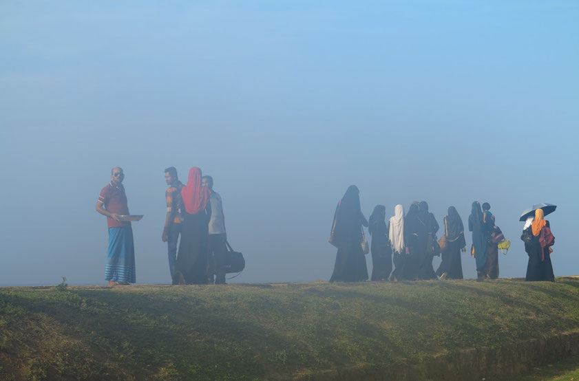 Begegnung mit Muslimen auf der Stadtmauer (Der Eindruck von Nebel entstand durch Beschlagen der kalten Fotooptik bei warmer Außentemperatur.)