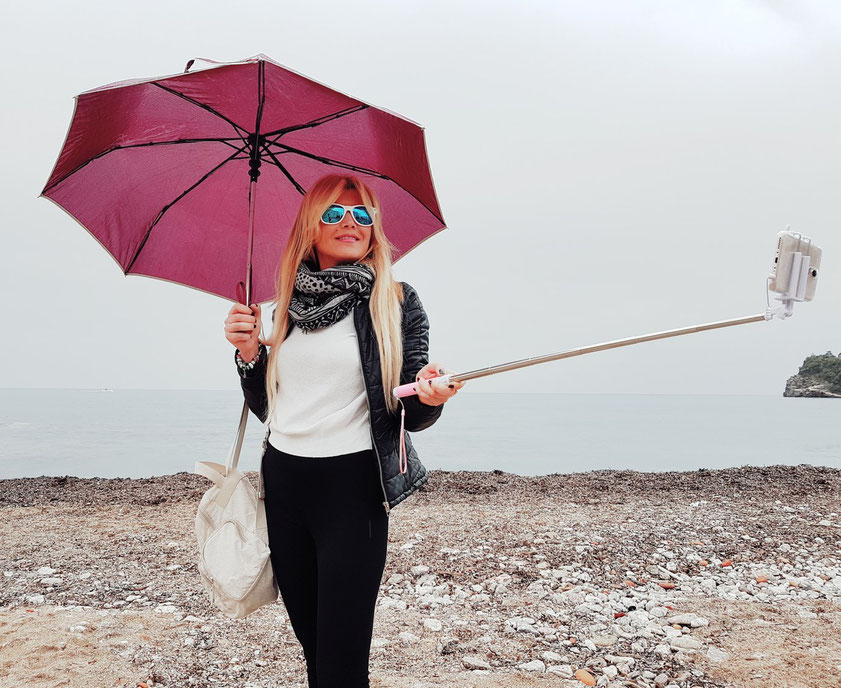 Selfies im Regen am Stadtstrand von Budva