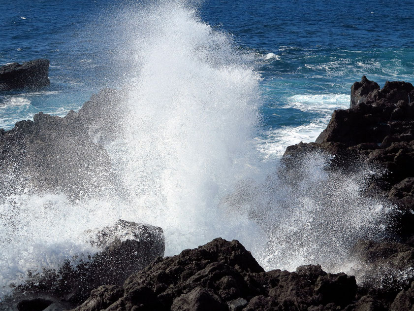 Küste nördlich von El Golfo mit starker Brandung. Ein beschwerlicher Wanderweg führt über Lavagestein zur Playa del Paso