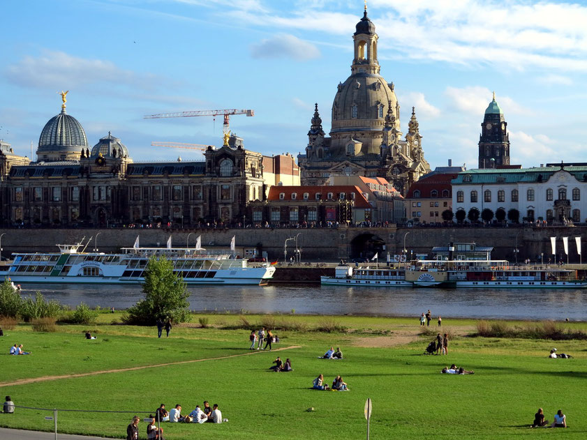 Blick vom Elbeufer auf die Dresdner Altstadt mit Frauenkirche und die Hochschule für Bildende Künste (links)