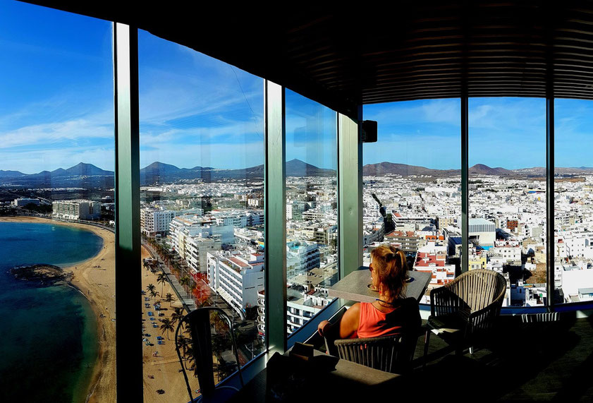 Blick vom 17. Stockwerk der STAR CITY COFFEE & GASTRO BAR des Gran Hotels Arrecife auf die Hauptstadt von Lanzarote und die Vulkanberge