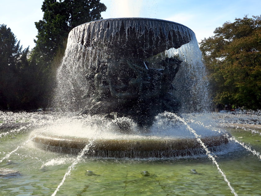 Brunnen ("Stürmische Wogen") auf dem Albertplatz, einer von zwei Brunnen, die zum Verweilen und Ausruhen einladen