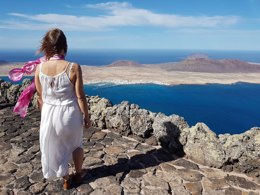 Blick vom Mirador del Río auf die Insel Graciosa mit dem Ort Caleta del Sebo