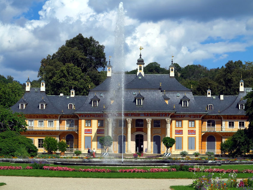 Schloss Pillnitz, Bergpalais als Spiegelbild zum Wasserpalais (1723/1724), davor barocker Lustgarten 