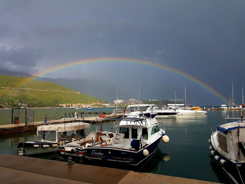 Regenbogen nach einem Regenschauer über Budva, Jachthafen Dukley Marina