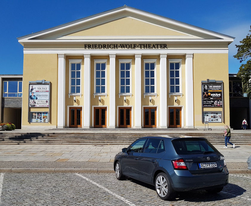 Zentrum der Kultur in Eisenhüttenstadt ist das Friedrich-Wolf-Theater. Es zeigt den Gestaltungsanspruch der DDR an Kulturbauten in den frühen 1950er Jahren.