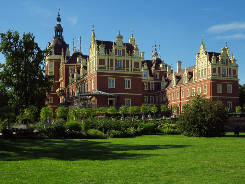 Neues Schloss Muskau, Dreiflügelanlage im Neorenaissancestil