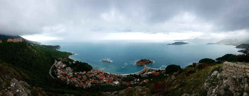 Panorama der montenegrinischen Küste. Blick von der Kirche Sveti Sava hoch über der Hotelinsel Sveti Stefan, rechts im Hintergrund Budva und die Insel Sveti Nikola