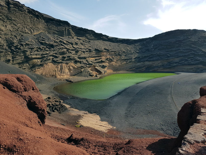 Blick von der oberen Aussichtsplattform auf El Golfo mit dem grünen See (Farbe durch Algen). Ehemaliger Vulkanschlot, dessen Hälfte im Meer versunken ist