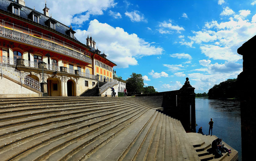 Schloss Pillnitz, Wasserpalais. Mittelpavillon mit der Treppe (1724) zur Anlegestelle der aus Dresden eintreffenden Gondeln