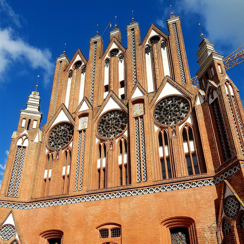 Rathaus Frankfurt (Oder), Südgiebel sind mit zweigeschossig angeordneten Wimpergreihen mit Maßwerkzierstreifen zwischen Fialpfeilern, vermutlich ab Mitte des 13. Jahrhunderts errichtet