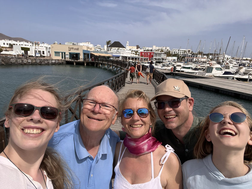 Unsere Reisegruppe mit Ricarda, Frank, Kerstin, Christoph und Alexander in der Marina Rubicón, Playa Blanca (Selfie-Foto von Ricarda Schäfer)