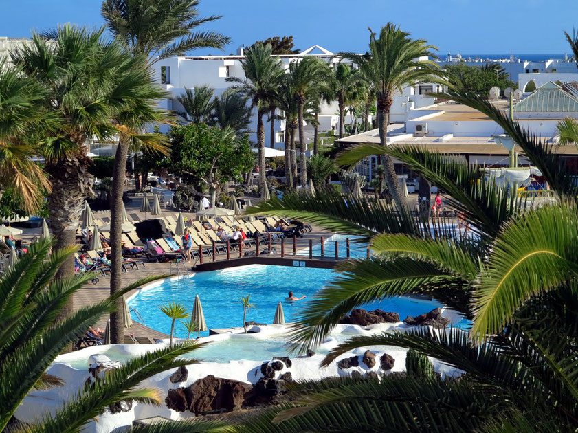 Hotel H10 Suites Lanzarote Gardens in Teguise. Blick von unserem Appartment 335 auf Poollandschaft, Speiseräume (rechts) und  die dreigeschossige Wohnanlage