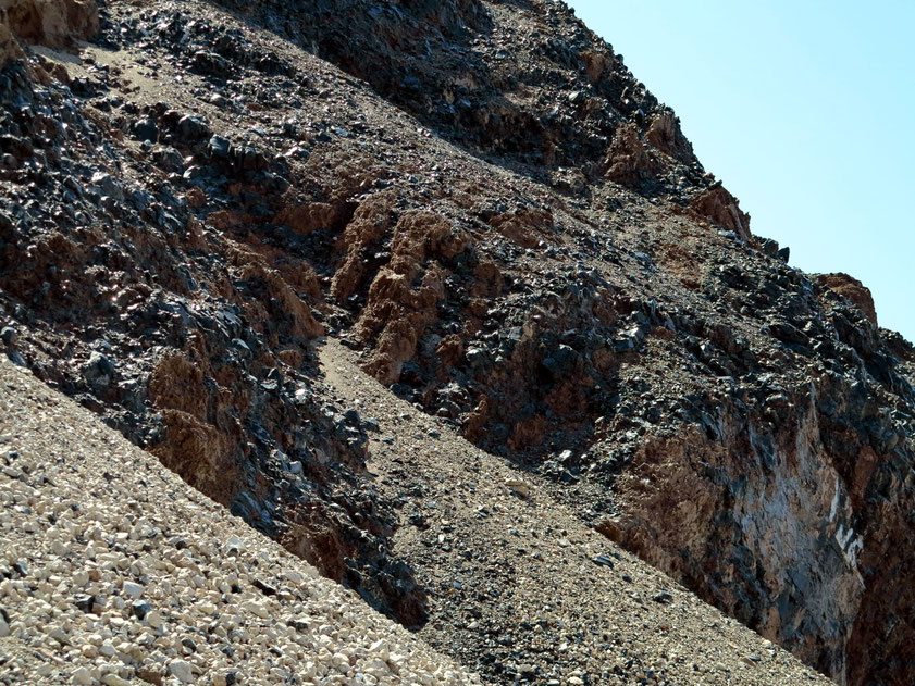 Typisch für das vulkanische Gestein in Armenien sind die schwarzglänzenden Obsidiane (Gesteinsglas).