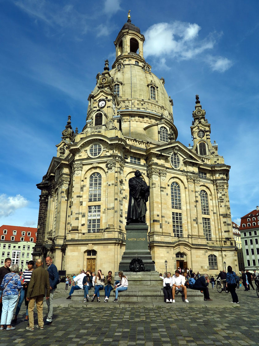 Frauenkirche (1726-43) Meisterwerk des Baumeisters George Bähr, Höhepunkt protestantischen Kirchenbaus, im 2. Weltkrieg zerstörte und nach dem Wiederaufbau von 1993-2004 im Jahr 2005 erneut geweihte Barockkirche. Davor Luther-Denkmal von A. v. Donndorf