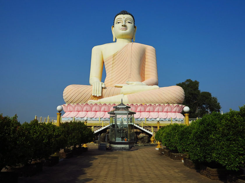 Größter sitzender Buddha in Sri Lanka von 2008 in Kande Viharaya, fast 50 Meter hoch