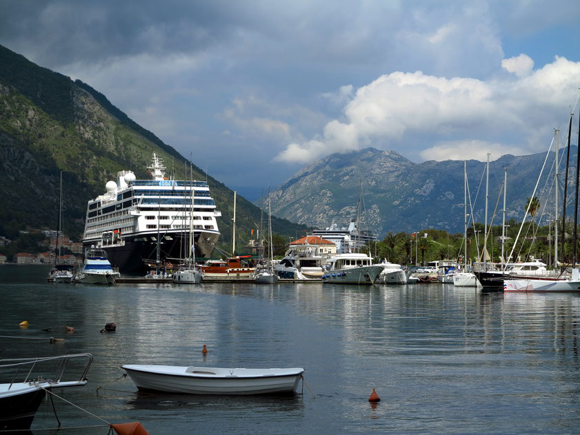 Kreuzfahrtschiffe (Azamara Pursuit und Veendam) im Hafen von Kotor