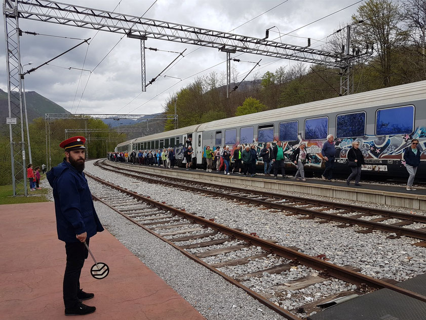 An der Strecke wurden in vorher unerschlossenen Gebieten Bahnhöfe angelegt. Der höchstgelegene Bahnhof ist mit 1025 m der in Kolašin.