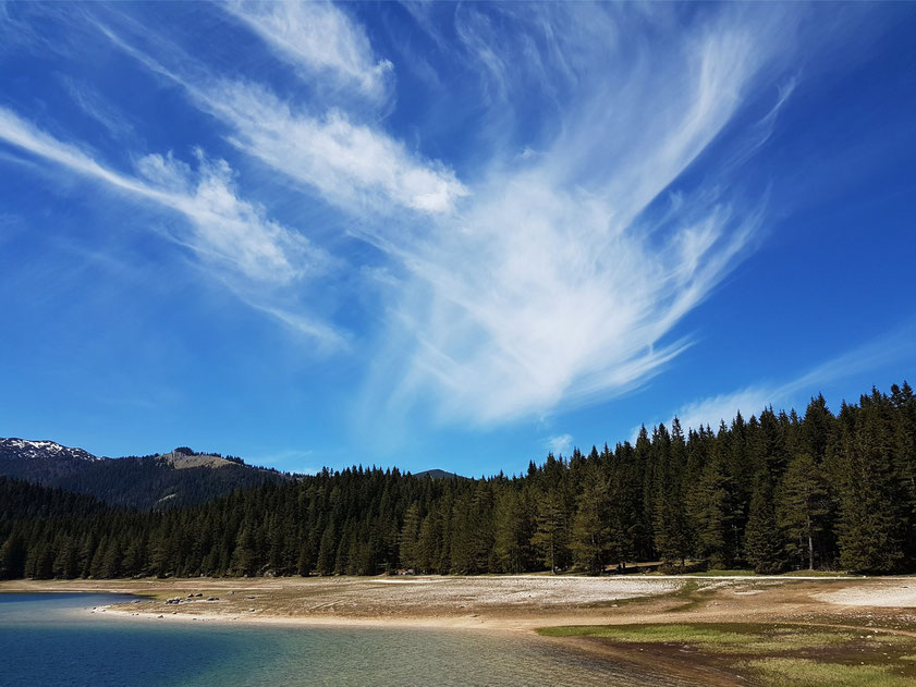 Cirrus-Wolke über dem Durmitorgebirge