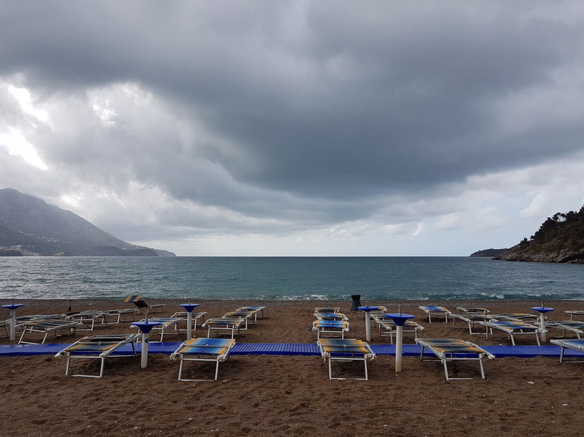 Regenwolke über dem Strand des Hotels Iberostar Bellevue