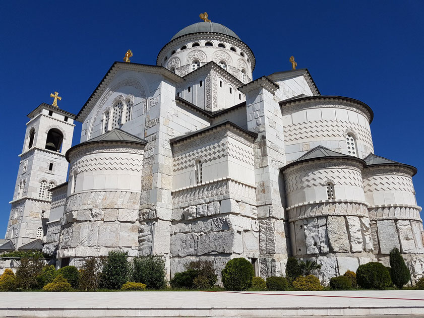 Rückansicht der Auferstehungskathedrale von Podgorica, 1993-2013 erbaut, größte orthodoxe Kirche Montenegros