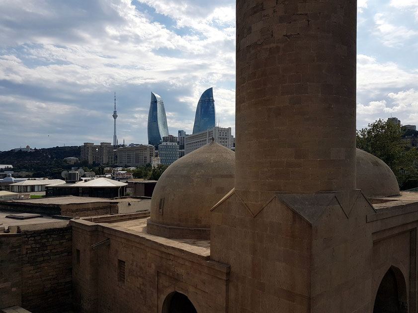 Mohammed-Moschee mit Blick zu den Flame Towers