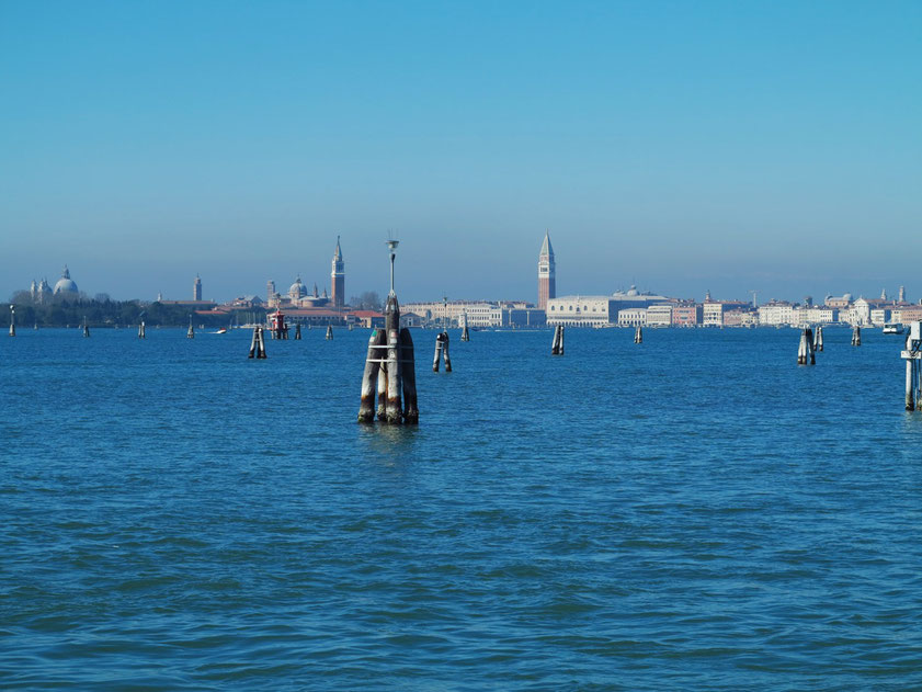 Blick vom Lido nach Venedig mit Dogenpalast und Campanile, San Giorgio Maggiore und Kuppelkirche Santa Maria della Salute (links)