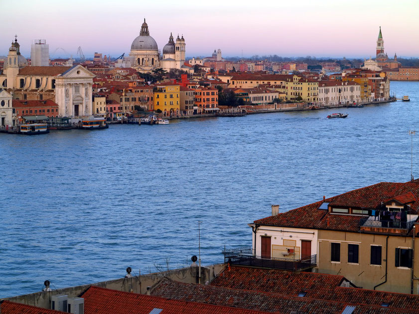 Blick von der Aussichtsterrasse des Hotels Molino Stucky auf Venedig, links die Kirche Santa Maria del Rosario, Mitte links die Kuppelkirche Santa Maria della Salute