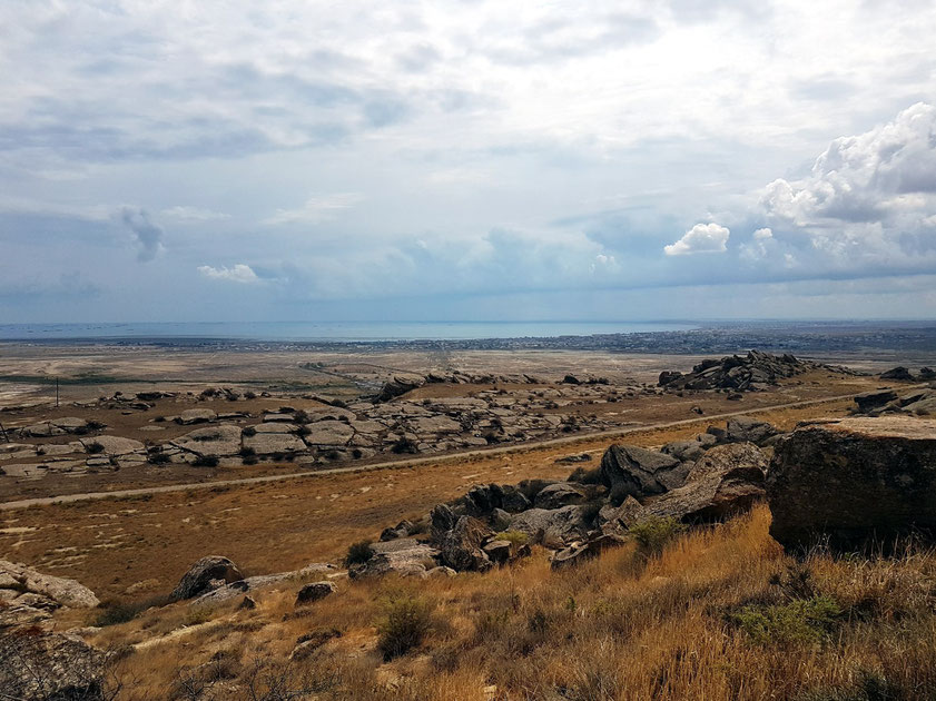 Blick vom Gobustan Nationalpark zum Kaspischen Meer