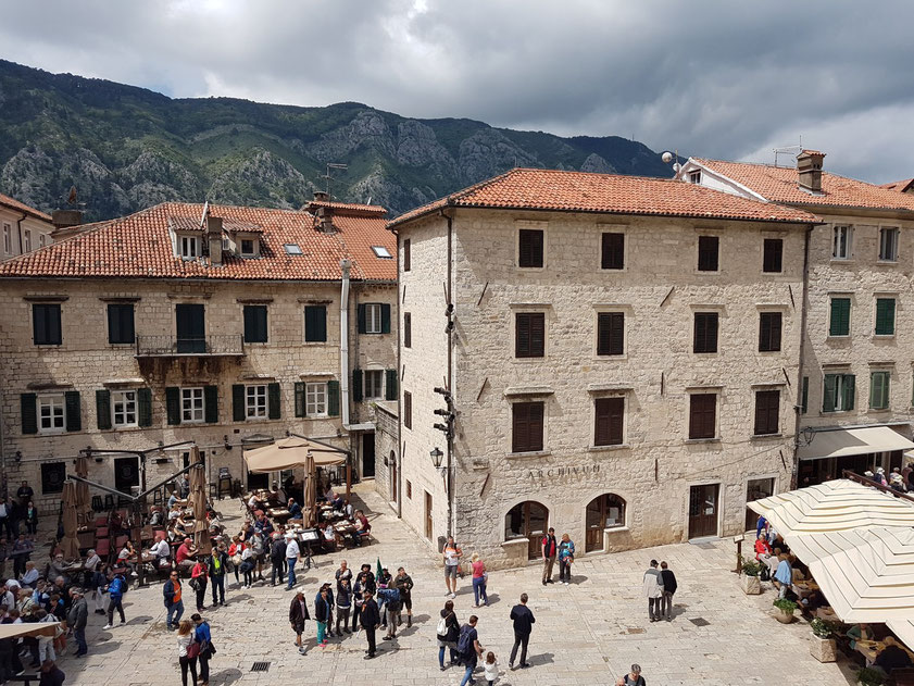 Blick von der Balustrade zwischen den Kirchtürmen der Sankt-Tryphon-Kathedrale auf die Altstadt von Kotor mit der Pjaca Sv. Tripuna