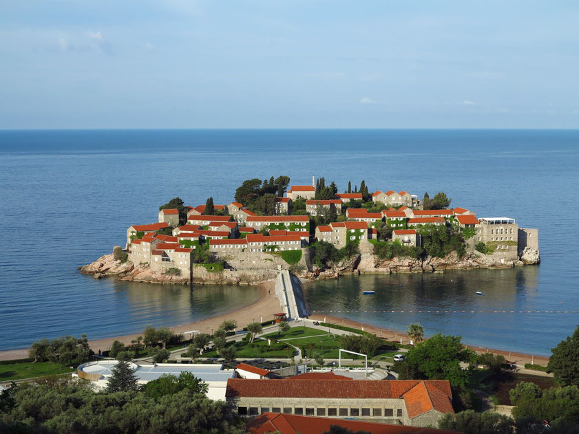 Fotostopp: Blick auf die Luxus-Hotelanlage Sveti Stefan