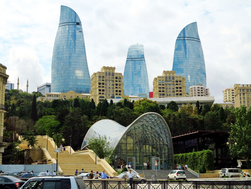 Seilbahnstation zu den Flame Towers