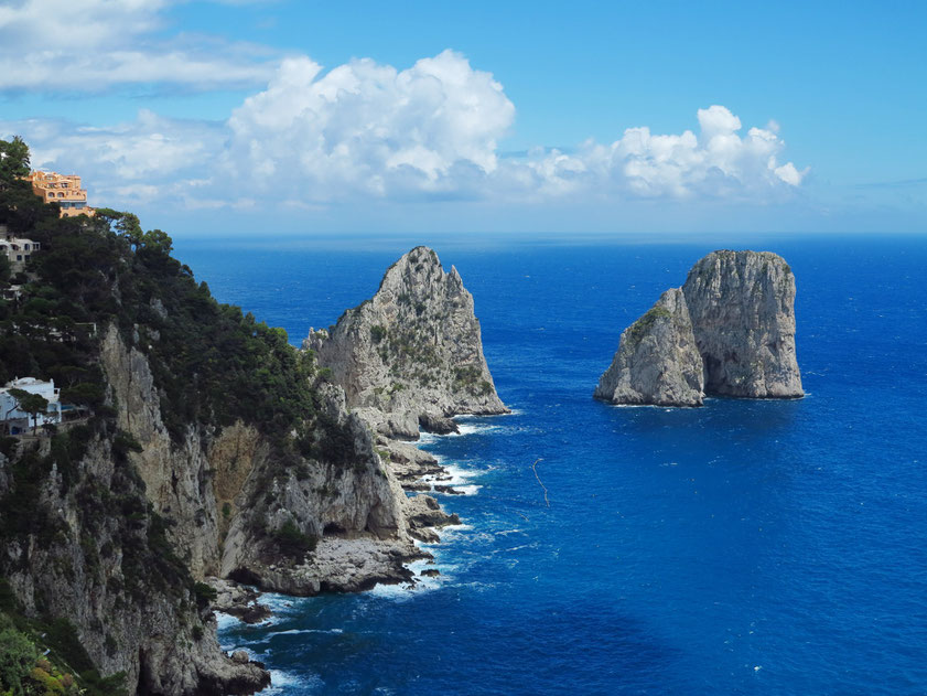 Die drei Faraglioni-Felsen auf Capri