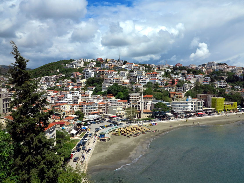 Ulcinj, Blick von der Altstadt Kalaja auf die neuen Stadtteile Rana und Pinjesh 2