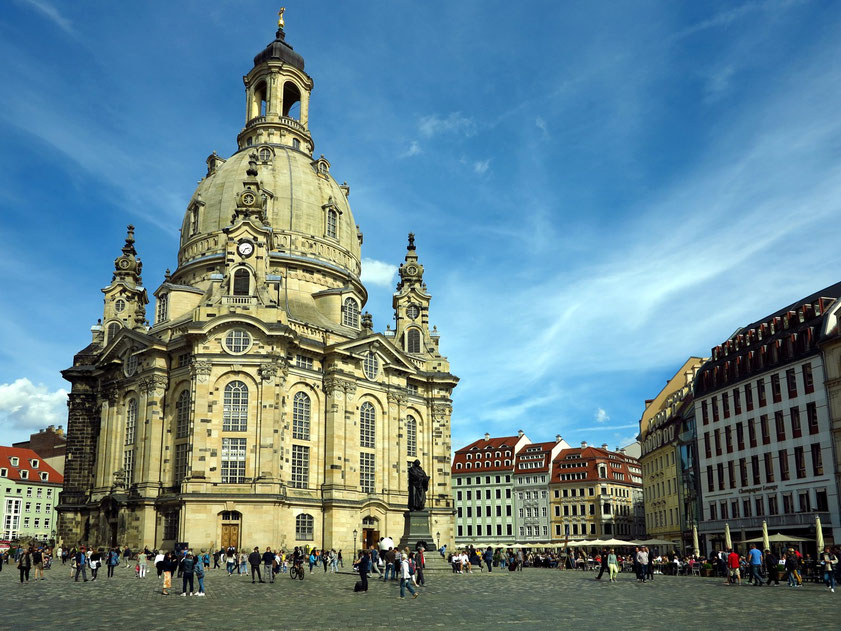 Neumarkt mit Frauenkirche. Die barocke Bebauung des Neumarkts wurde durch die Luftangriffe auf Dresden im Februar 1945 zu großen Teilen zerstört. Neubebauung mit Rekonstruktion vieler historischer Gebäude 