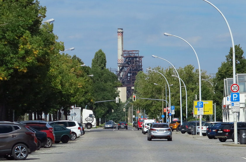 Eisenhüttenstadt, Lindenallee mit Blick auf den großen Hochofen 5A