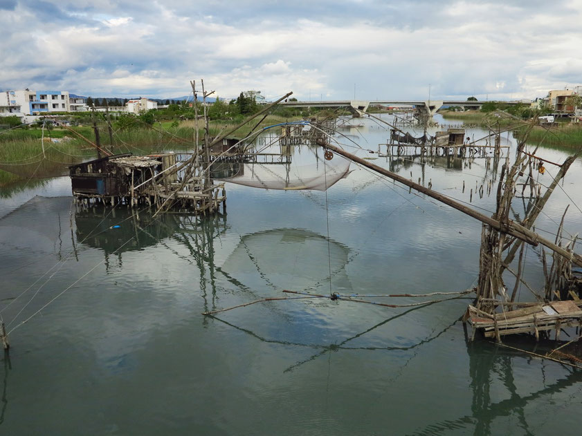 Ulcinj. Fischfarm Port Milena mit traditioneller Fangtechnik. (Eine ähnliche Fangtechnik findet man auf der anderen Seite der Adria auf der Halbinsel Gargano in Apulien.) In der Nähe befindet sich der mit 13 km längste Sandstrand der östlichen Adria. 