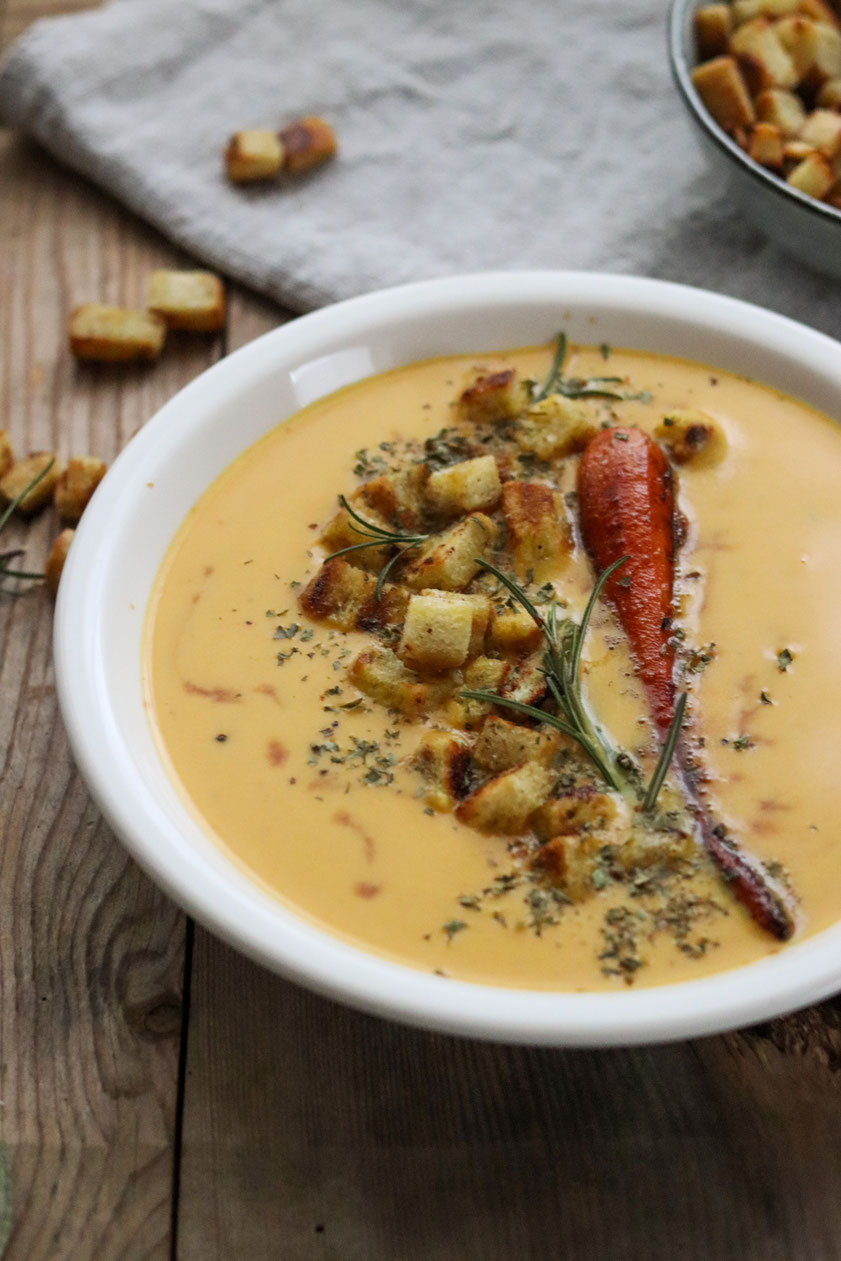 Karottensuppe mit karamellisierter Karotte und Croutons