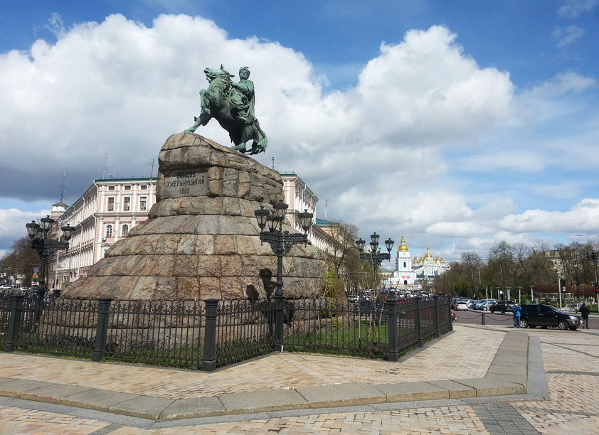 Sophienplatz. Denkmal für den Kosakenhetman Bohdan Chmelnyzkyj, den Anführer des großen Aufstandes gegen die polnische Herrschaft. 1888 wurde durch den Architekten Wladimir Nikolajew ein Sockel aus Granitsteinen in Form eines Kurgan gebaut.