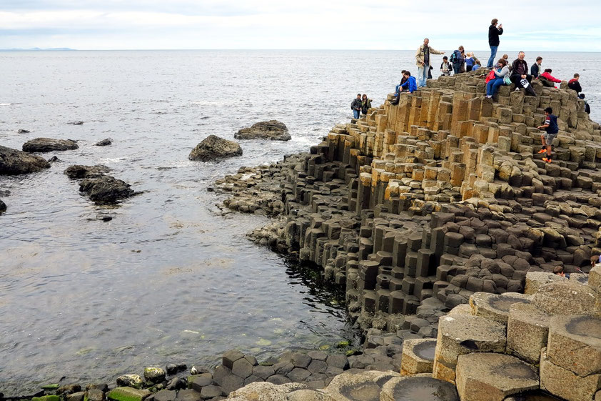 Der Giant’s Causeway ist seit 1986 UNESCO-Welterbestätte. Er besteht aus etwa 40.000 gleichmäßig geformten Basaltsäulen, die ein Alter von etwa 60 Millionen Jahren aufweisen.