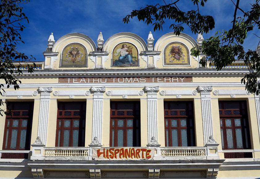 Cienfuegos, Teatro Tomás Terry. Die Vorderfront des Bauwerks erinnert an französische und italienische Vorbilder. 