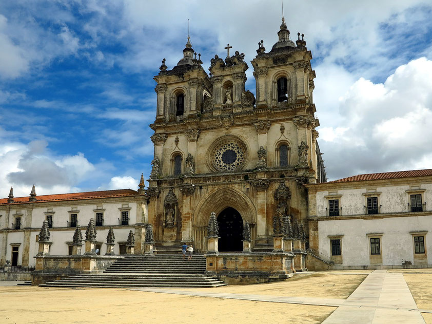 Barockfassade der Abteikirche von Alcobaça. Das ehemalige Zisterzienserkloster ist eine der größten Klosteranlagen Portugals. Baubeginn 1178