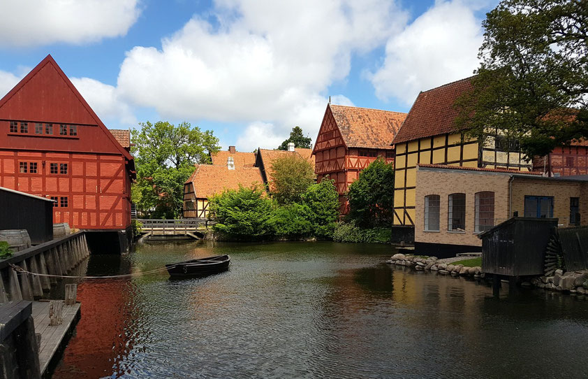 Häuser der vergangenen Jahrhunderte im Freilichtmuseum Den Gamle Bye