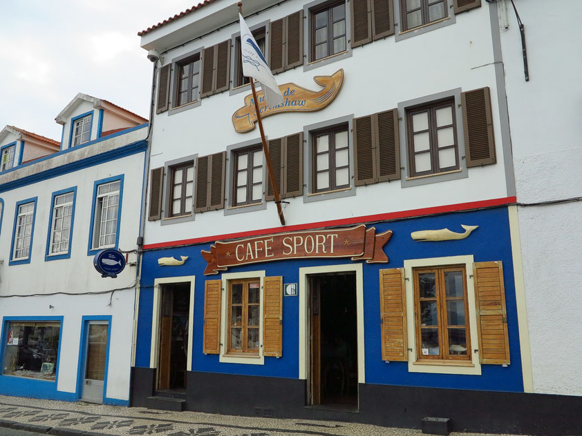 Kultkneipe Peter Café Sport, legendärer Seglertreff in Horta. Ein Merkmal ist der blaue und schwarze Außenanstrich.