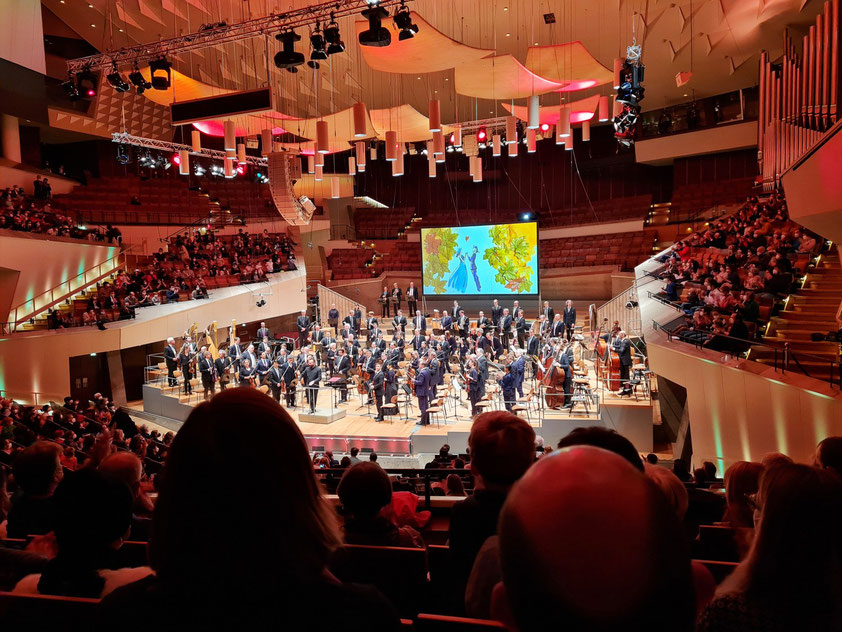 Berliner Philharmonie, Großer Saal. Applaus für Orchester und Chefdirigent Kirill Petrenko nach dem Konzert "Der Feuervogel"