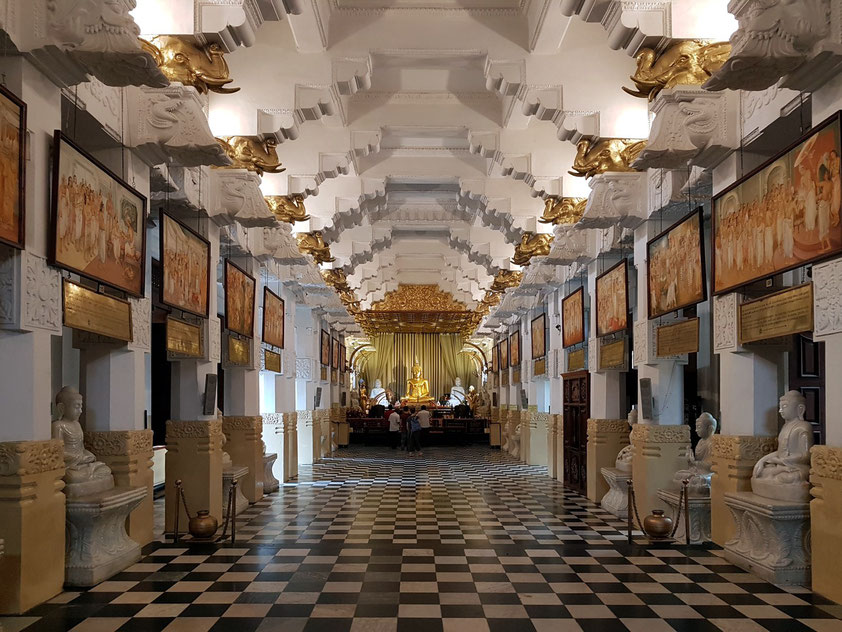 Dreistöckiges Rückgebäude Alut Maligawa, 1956 zum Gedenken an den 2500. Todestag Buddhas errichtet. Buddha-Statuen aus Thailand und Myanmar