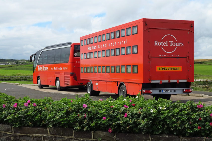 An der Antrim-Küste westlich von Dunluce Castle in Nordirland: unser neuer Rotel-Bus mit neuem Rotel-Schlafkabinenanhänger